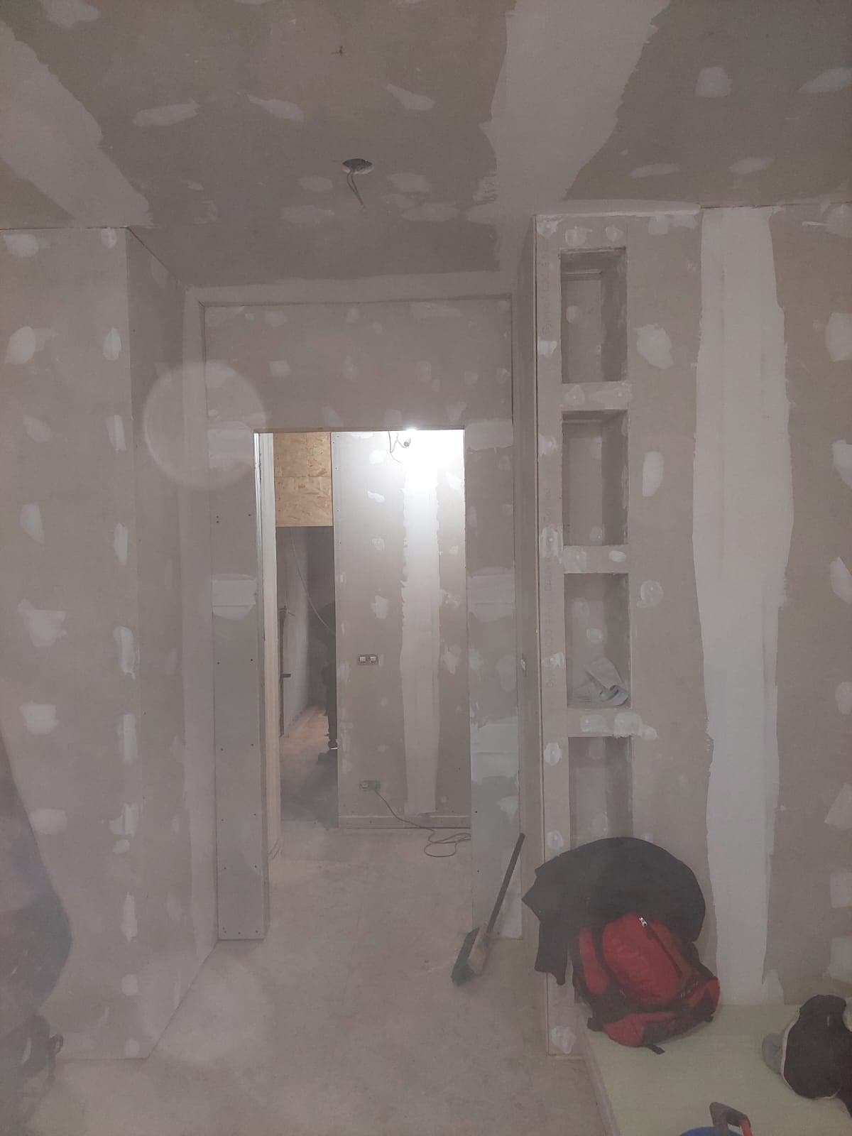 Gyprocwanden en inbouwnissen door HOME-RENOVATION