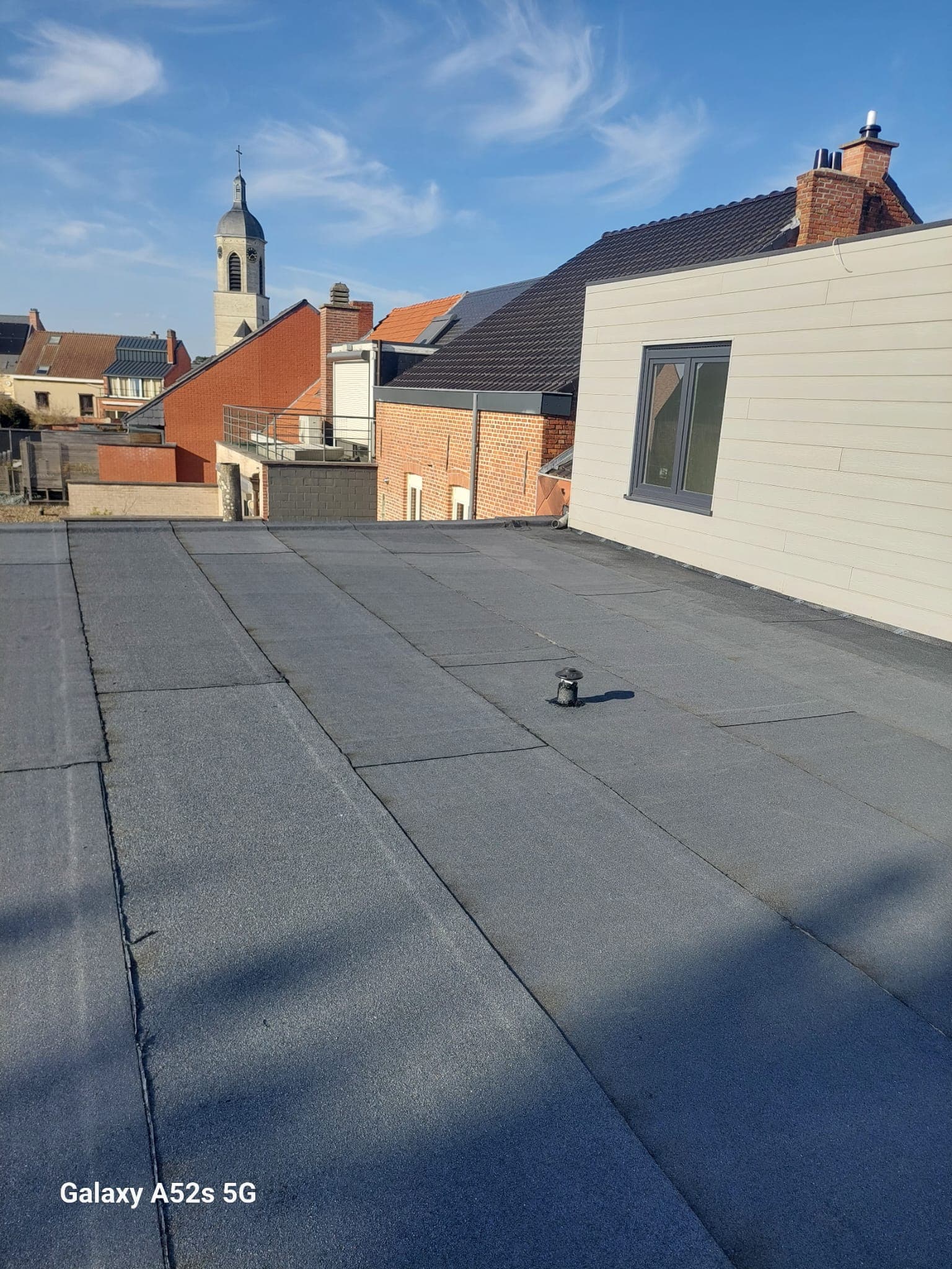 Afgewerkt plat dak van HOME-RENOVATION