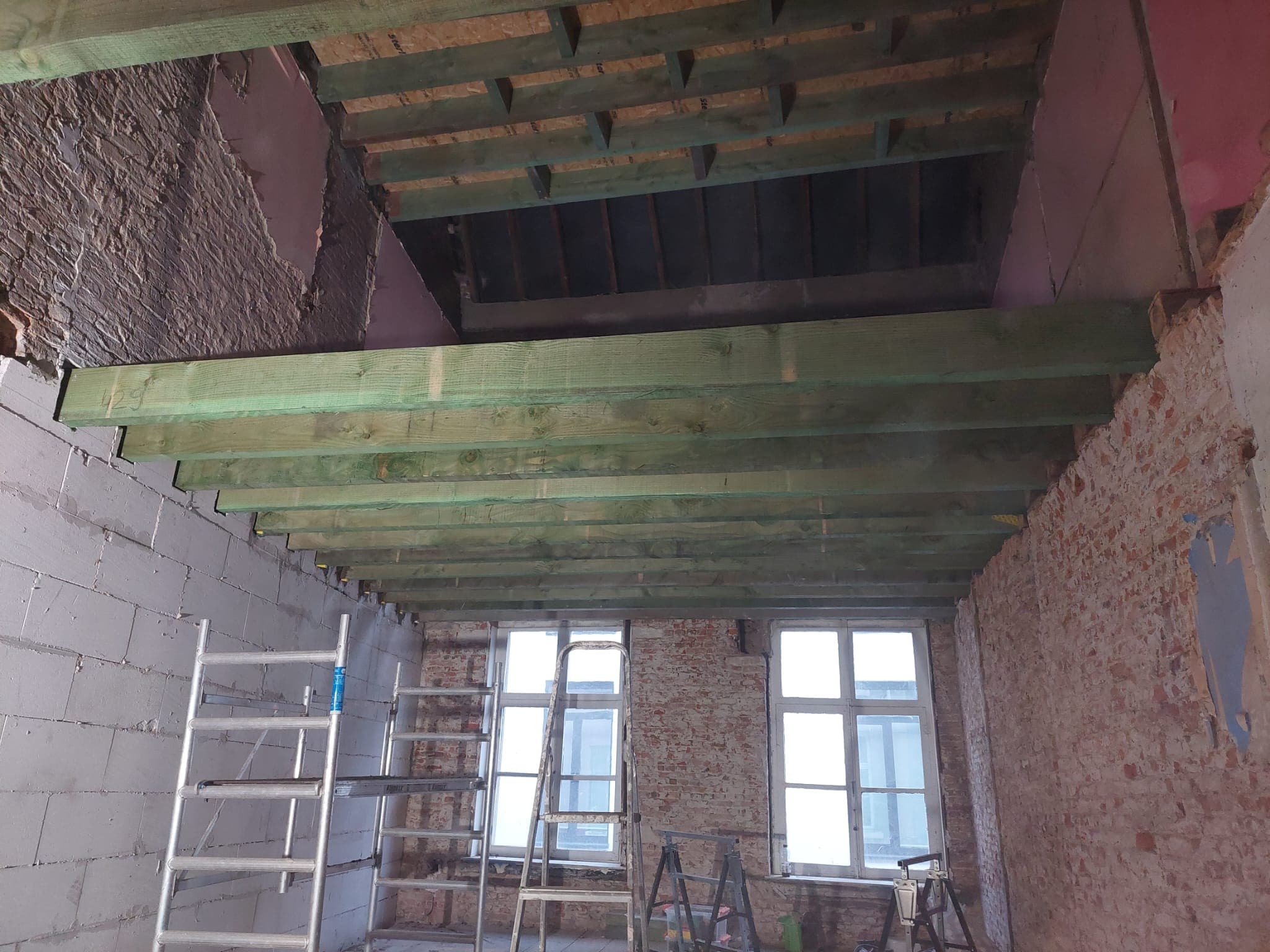 Structurele werken tijdens een totaalrenovatie door HOME-RENOVATION
